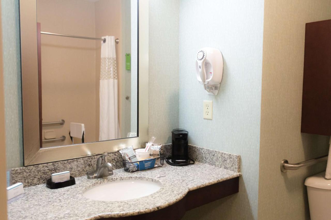 Hampton Inn & Suites Middlebury Экстерьер фото