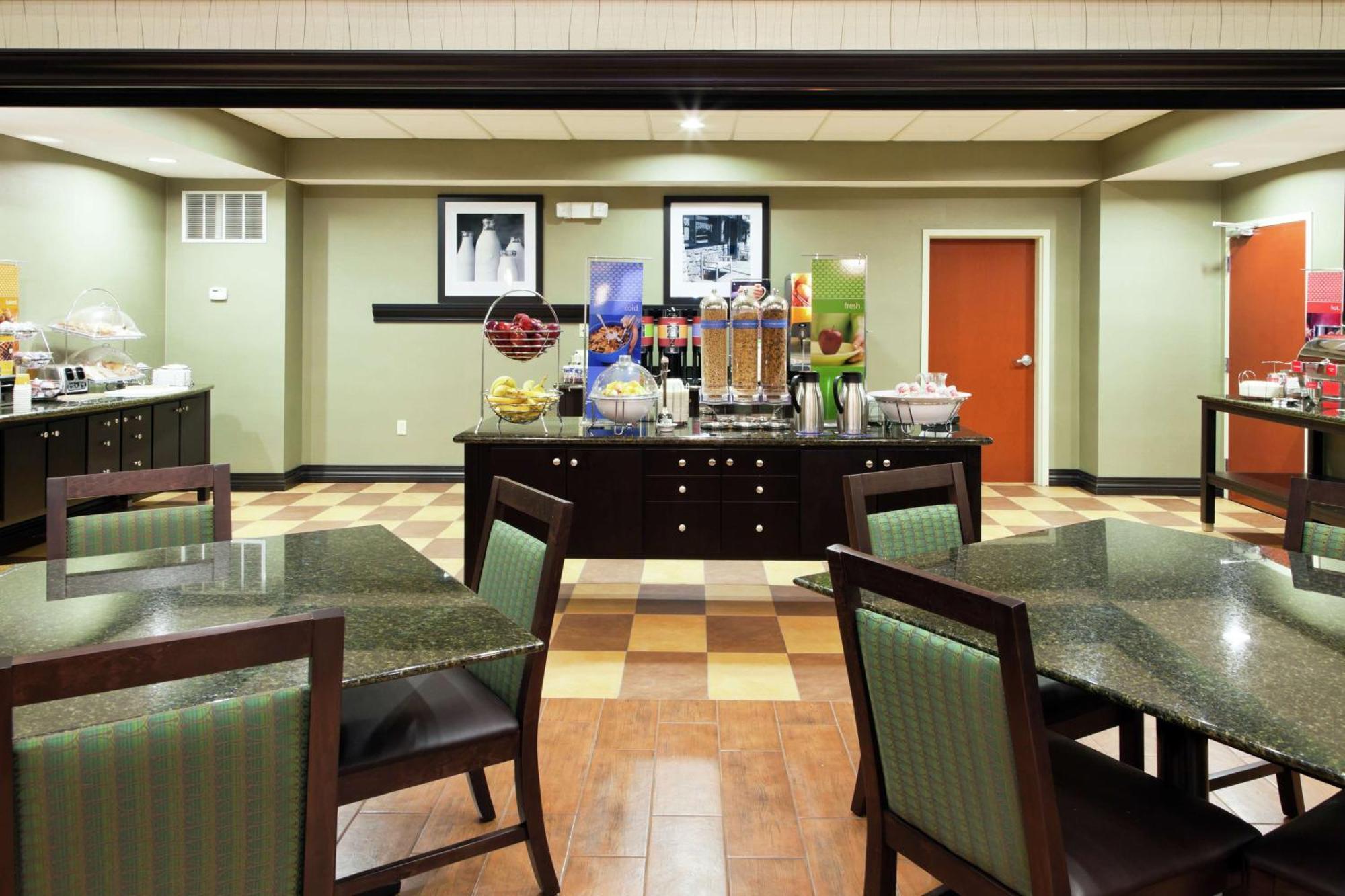 Hampton Inn & Suites Middlebury Экстерьер фото