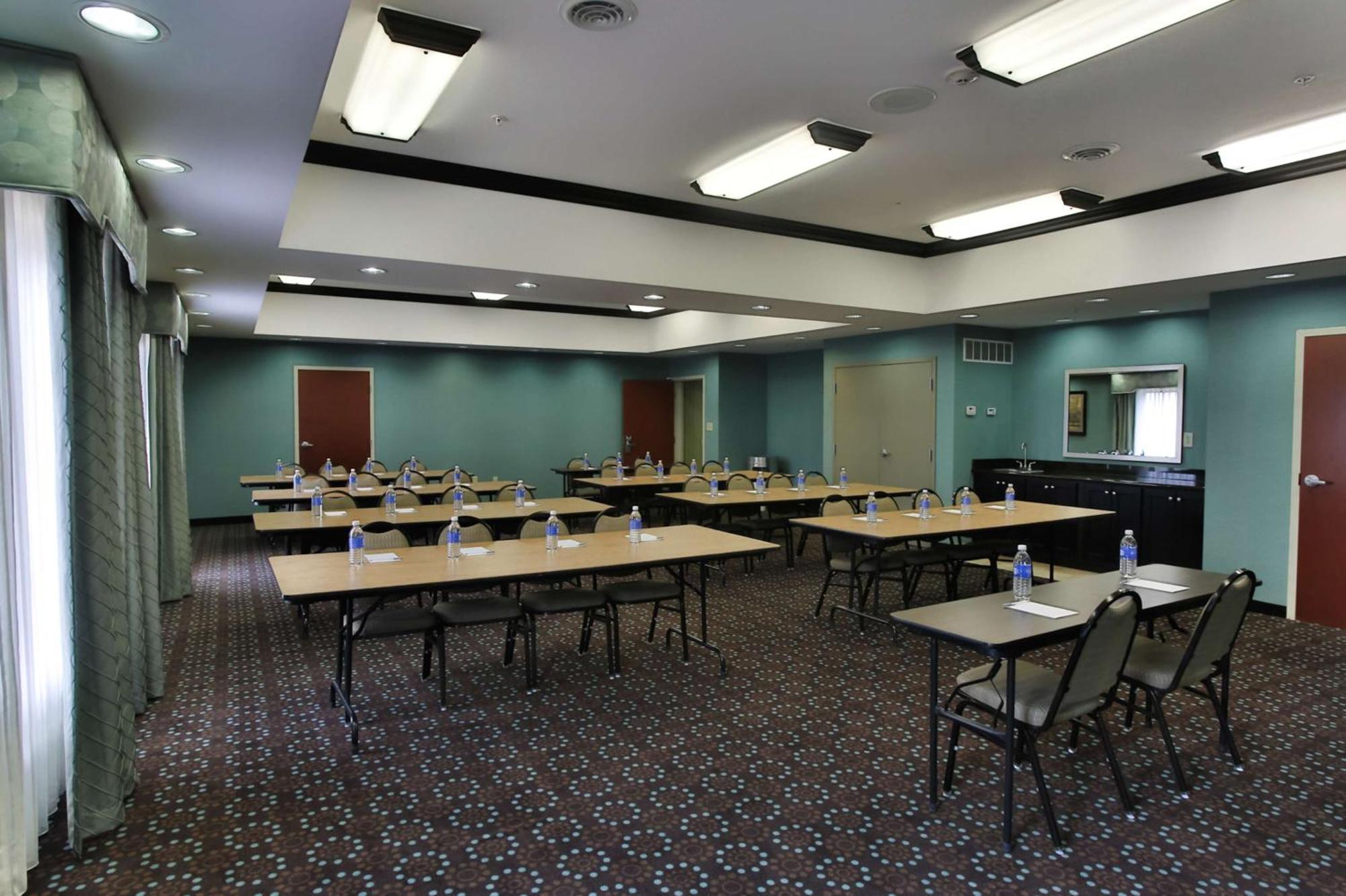 Hampton Inn & Suites Middlebury Экстерьер фото